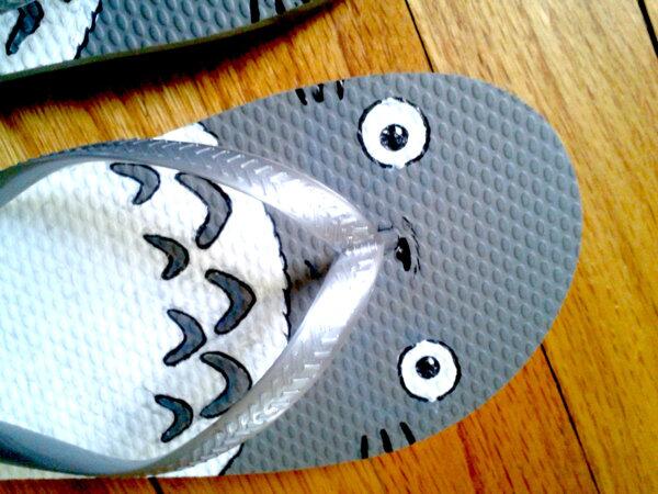 gen_ghibli's tweet photo. Chanclas Totoro ^^ http://t.co/U7ufiFyl3S (vía @todokawaii) http://t.co/hsF8Yx5GX9