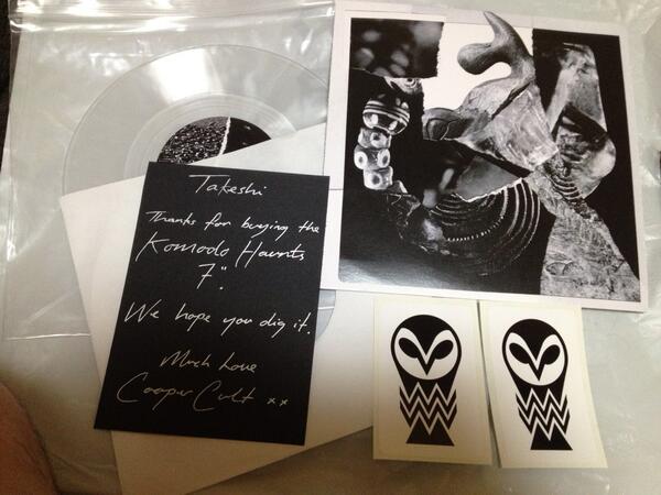 dirtydirtdirty's tweet photo. 届きもので起きた。Cooper CultからKomodo Hauntsのレースカット7インチ。 アートワークはHooker VisionのGrant Evans！ シールもつけてくれてた！ Thank you, Christian! http://t.co/Q0tR0L3E3b