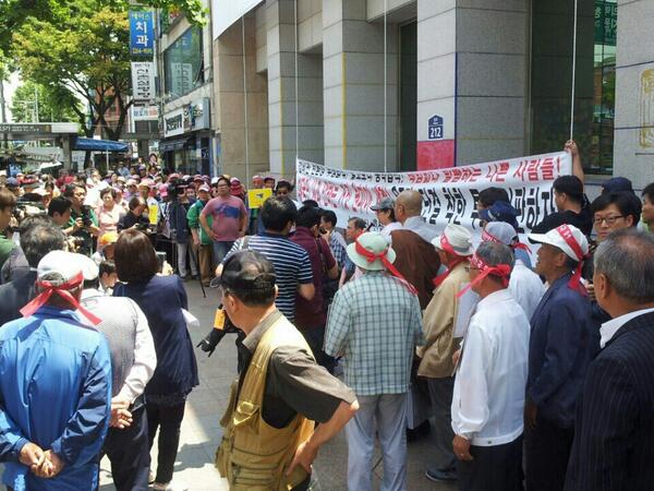 "<a href="/felix397/">felix397</a>: "<a href="/eadpr/">OpenBiz</a>: "<a href="/woghks0815/">자유대한수호</a>: <a href="/woghks0815/">자유대한수호</a> 급~!
박원순캠프앞 어버이연합 시위중~! ""

한심한 어른들. 꼭두각시 노릇 하고싶을까?"  나이먹고 참,.진지는 드셨는지?
