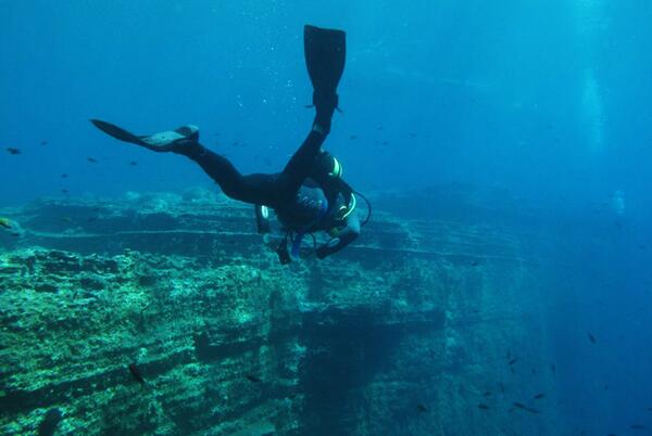 AroundGreece's tweet photo. If you are off to Santorini this summer, try some scuba diving in the caldera with @AegeanDivers http://t.co/biR80ZkwGc