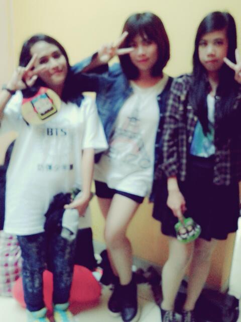4Times_IKC's tweet photo. Selca burem Jiyoon, HyunA, Jihyun. . At backstage IKC ent Showcase. http://t.co/pidYo3VIsp