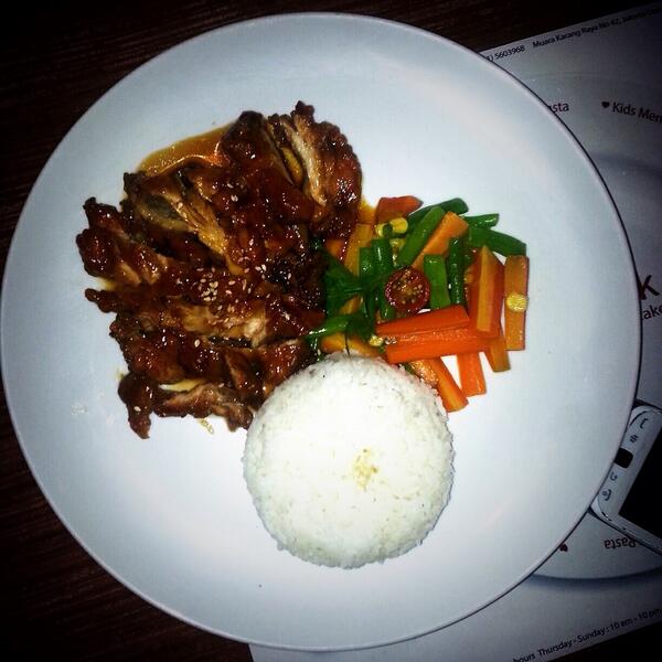 teddyivander's tweet photo. Delicious chicken teriyaki steak be my friday lunch 😽😍😍 @Bsteak_grill #bsteak #ilovebsteak http://t.co/laFTZmvuQw
