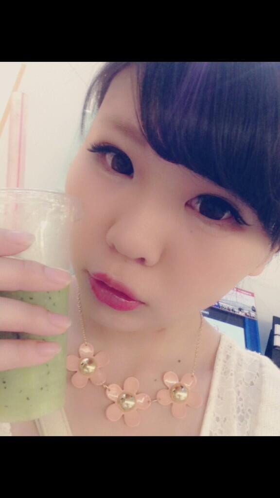 mashimanoa's tweet photo. キウイジュースおいしいお💓
今日はママさんとお兄ちゃんとイオン♪

#グラドル自撮り部 http://t.co/OMsHQFk7Ae