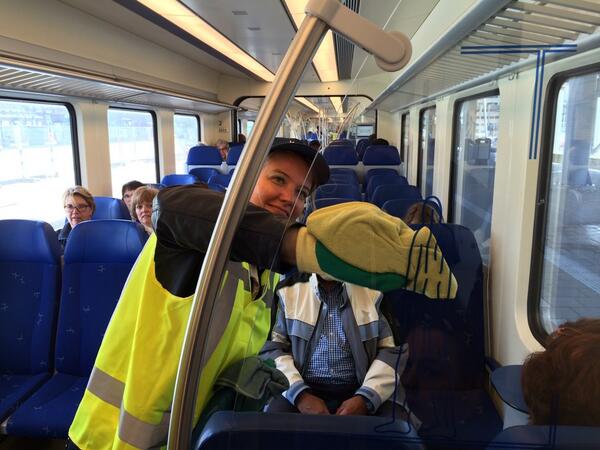 Ook het kantoorpersoneel en de directie van het schoonmaakbedrijf van de NS helpt mee. #hvnl #schoonmaakstaking