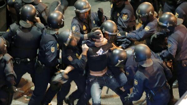 ActualidadRT's tweet photo. España encarcela a sus manifestantes y aplaude a los de Kiev [#protestas] http://t.co/D1Yj1OUcHq http://t.co/bMHgqqNPZt
