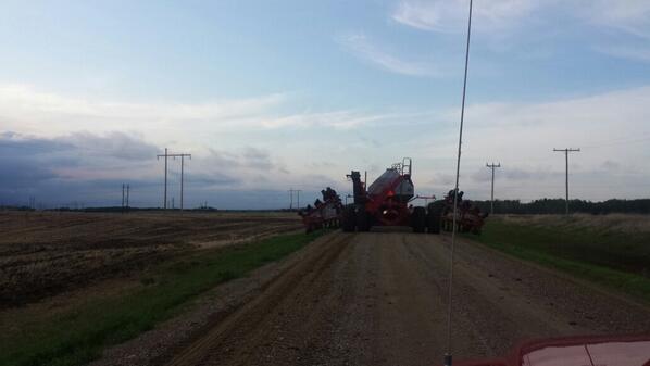 ColbyBecker61's tweet photo. Neighbors new Morris contour 40 ft transport width #wtf #plant14 @GrainFarmProbs http://t.co/fGcVTl5JmR