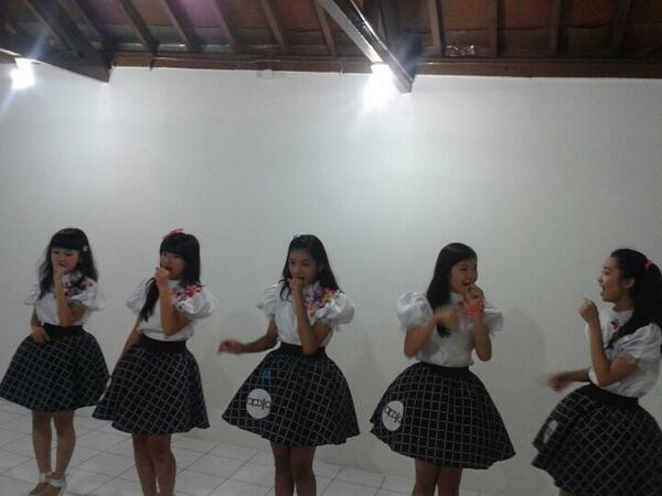 yankigundem's tweet photo. Latihan dulu sambil nunggu peserta yang lain #AudisiTeenebelle cc : @kincirdotcom http://t.co/5pveiUWf6D