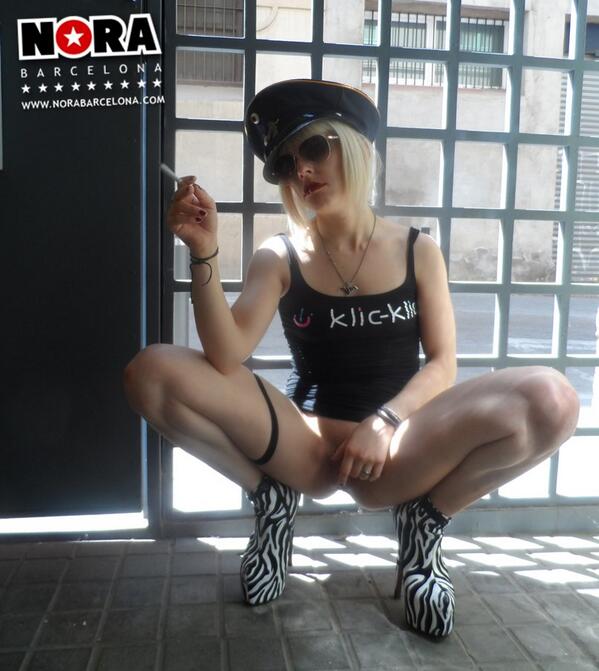 Nora_barcelona's tweet photo. Me gusta mucho mi vestido @Klic_Klic_  pero si me agacho mira lo que pasa @capacuras @estrellasporno @actricesdelporn http://t.co/tEISIhCWgk