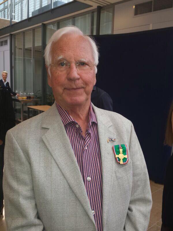 De trotse decorandus met onderscheiding voor zijn inzet onder moeilijke omstandigheden.