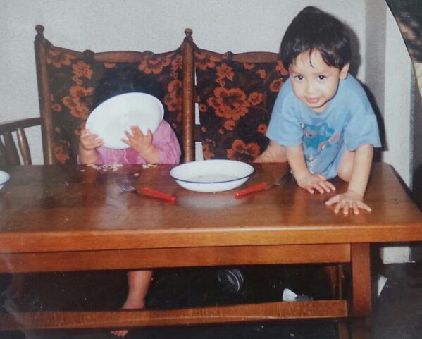 DebbieFlokstra's tweet photo. Bami met broer #goodolddays http://t.co/AQMUUXDw5J