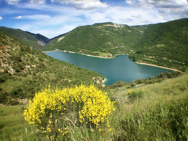 Uno specchio d'acqua immerso nella natura incontaminata dei monti #sibillini: ecco a voi il Lago di #fiastra #marche