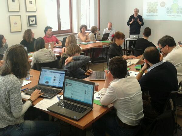 Aula al completo per il nostro corso su #socialmedia e #nonprofit