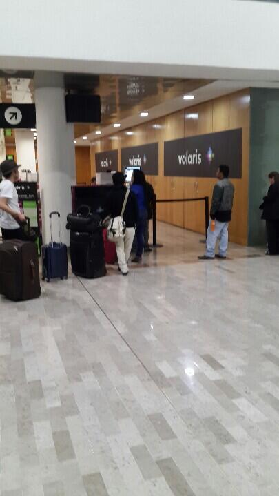 Fila de 50 personas en AICM xq el encargado d prender las comp. para imprimir pase d ab no llega.  Bien <a href="/viajaVolaris/">Volaris</a>