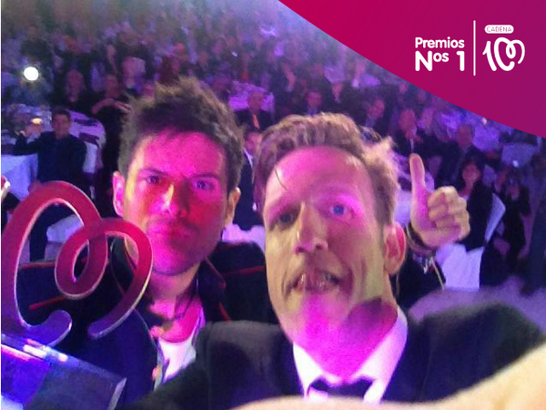CADENA100's tweet photo. Anoche @PabloLopezMusic recogía su #PremiosNos1 de @CADENA100 en Barcelona con @OscarMartinez76 #selfie ¡Enhorabuena! http://t.co/zTt3M1Z7zj