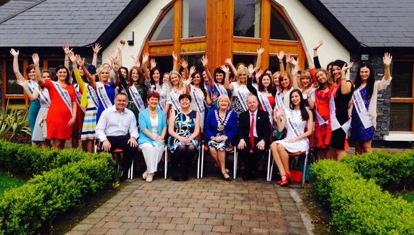 RoseofTralee_'s tweet photo. #roseoftralee Regional Roses wave goodbye to Cuisle Centre &amp; off to Laois Shopping Centre @tourismlaois http://t.co/UMo0nHVndF