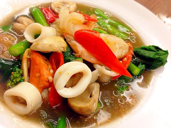 PinkuNeko's tweet photo. Rad Na Seafood at S&amp;P (เอส แอนด์ พี) http://t.co/UA9tVVXZ5U http://t.co/9sUqnuxsQt