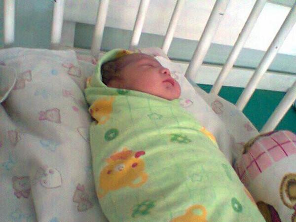 Selamat terlahir kedunia adik kecil yang cantik. Embun Putri Eristha :*