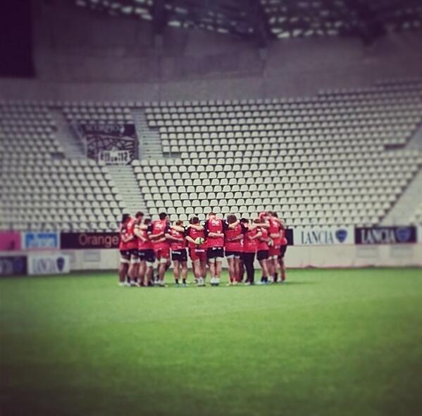 RCTofficiel's tweet photo. Dernier entraînement du capitaine #Motivation tous autour de Wilkinson #merciwilkinson ! Via @BastaOfficiel http://t.co/RSgcVeclEy