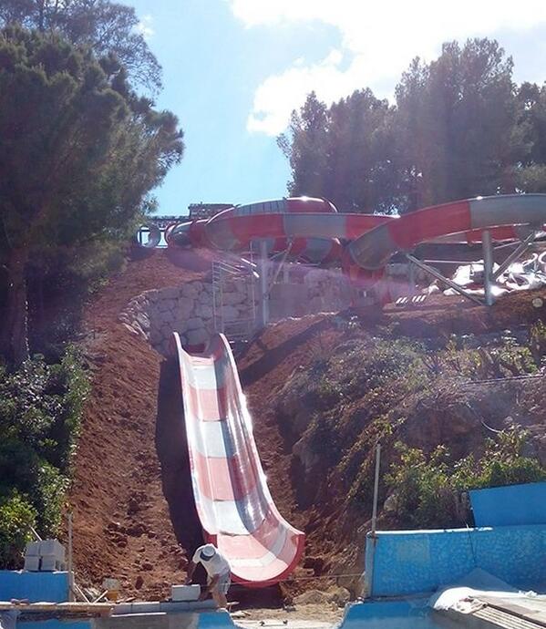 Primeras imágenes de la novedad 2014 de <a href="/AquoCullera/">Aquópolis Cullera</a>, la esperada nueva atracción Crazy Cobra! Qué buena pinta tiene!