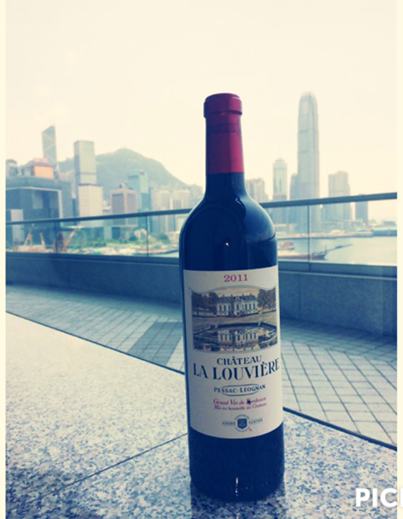 New skyline Hong Kong Bay - Château La Louvière red 2011 ! #vinexpoHK #chateaulalouvière #andrelurton