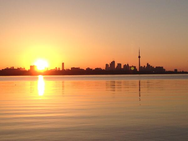 A beautiful sunrise welcomes a warm, sunny day in #Toronto. Full forecast here: ow.ly/xqHFJ