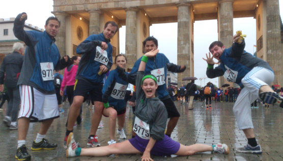 UKnoom's tweet photo. Thanks for the tips! After embracing the rain, Sarah (centre, green Noom headband) had a great race! @SpeedyBecsRun http://t.co/ezYFxd9UmG