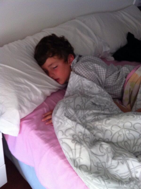beatrizamora's tweet photo. Que bien se duerme en la cama de  MAMA 💤 http://t.co/TnpOmhMujU