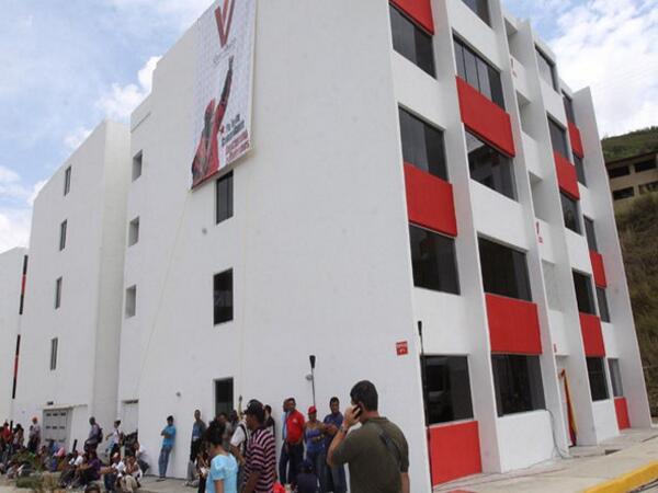 RNVinformativa's tweet photo. Misión Vivienda beneficia a 186 familias de Caracas con la entrega de apartamentos http://t.co/xy1DSSCA3b http://t.co/440pWZd2B5