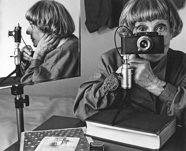efti_fotografia's tweet photo. ¡Buen fin de semana para tod@s! Haced FOTOS!
 Ilse Bing. 1986. http://t.co/dNFdHIm53P