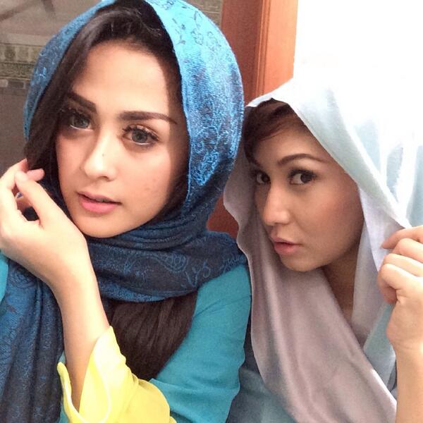 GombalanKitty's tweet photo. Kl bidadari pkek apa aja mah pantes:$ "@selvikitty_: Shooting for ramadhan with @BabyMargareth 🎥depan mesjid Trans7 http://t.co/SGdyCMqEwF"