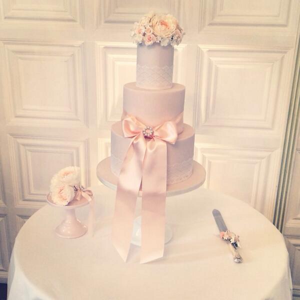 The most beautiful cake by <a href="/AmeliesKitCakes/">Amelie's Kitchen</a> and it tasted amazing! #weddingcake