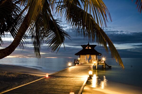 Banyan_Tree's tweet photo. End a relaxed evening at #BanyanTree #Vabbinfaru with a romantic stroll along the jetty at #sunset #RomanceOfTravel http://t.co/vuZtR8Q9k9