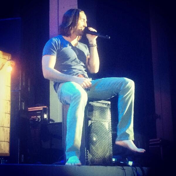 allydrews's tweet photo. @jakeowen it was a barefoot blue jean night #jakeowen http://t.co/dEFCbkMbDd