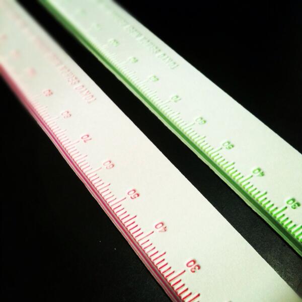 コスモテック 公式 印刷加工連になる前 メンバーと一緒に作ったこの紙の定規がやはり変態 Okフロート イルミカード 蛍光紙 厚手の色紙 イルミカード Okフロート 目盛りは加熱型押しし 中の蛍光紙を透け出させる おまけに目盛り側は断面ななめ