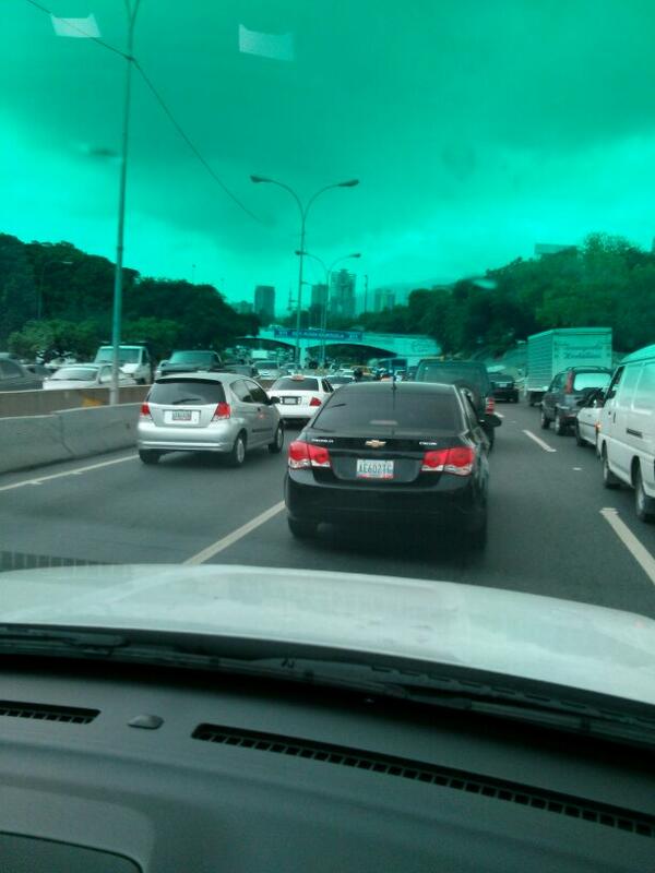 king3500's tweet photo. @EUtrafico #FF trafico en ambos sentidos a nivel de plaza Venezuela http://t.co/inviLgRyCJ