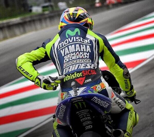 corrus10's tweet photo. Gestos que engrandecen aún más su leyenda!! #ValentinoRossi #thisforSIC58 http://t.co/UqVlbGvf18