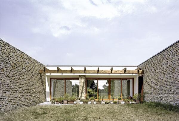 Casearchi's tweet photo. CASA A UN PIANO: Casa Esse http://t.co/baNf5syGi0   #pietra #muro #vetro #architettura http://t.co/URirWuOm2I