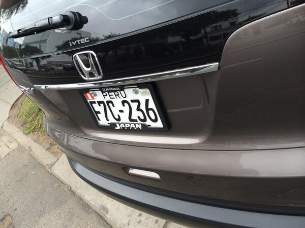 Ani_911's tweet photo. @noticiAmerica #AlertaNoticias camioneta bloquea la salida de estacionamiento, la placa no figura en el SAT http://t.co/WYCETUEHEB