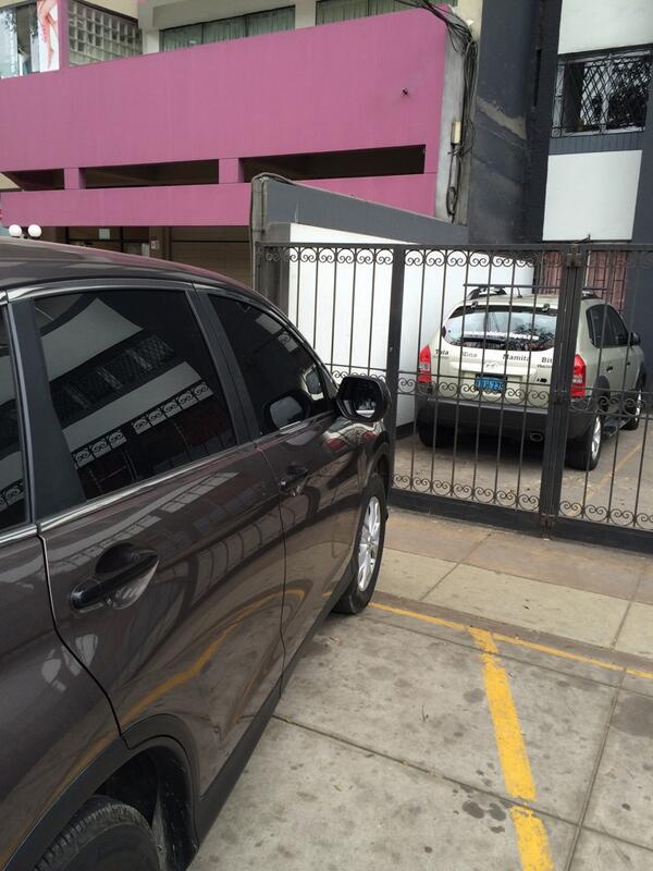 Ani_911's tweet photo. @noticiAmerica #AlertaNoticias camioneta bloquea la salida de estacionamiento, la placa no figura en el SAT http://t.co/WYCETUEHEB