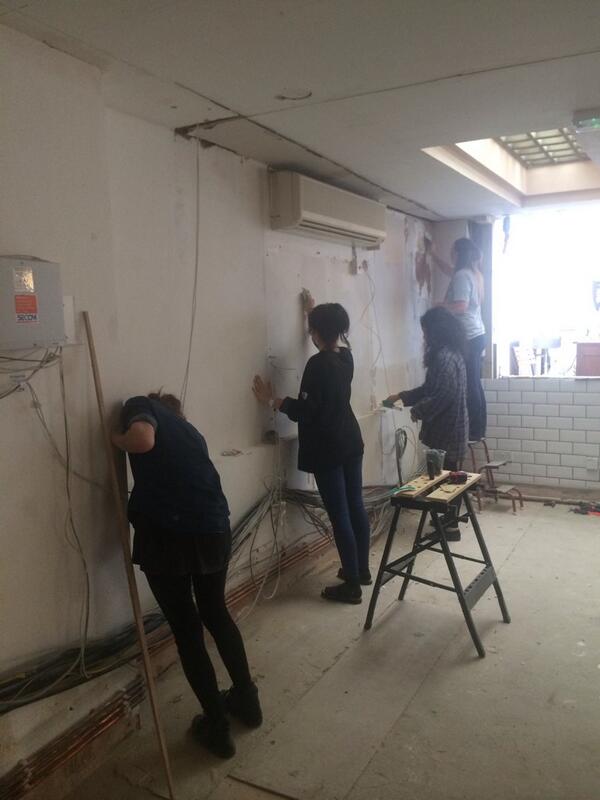 firstly2014's tweet image. And the ladies doing the sanding... #firstly #kingstongraphics
