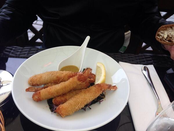 Daciitebaumane's tweet photo. Mhmm nice food, tiger prawn in Japanese dough #tastyfood http://t.co/f29RVCba5h