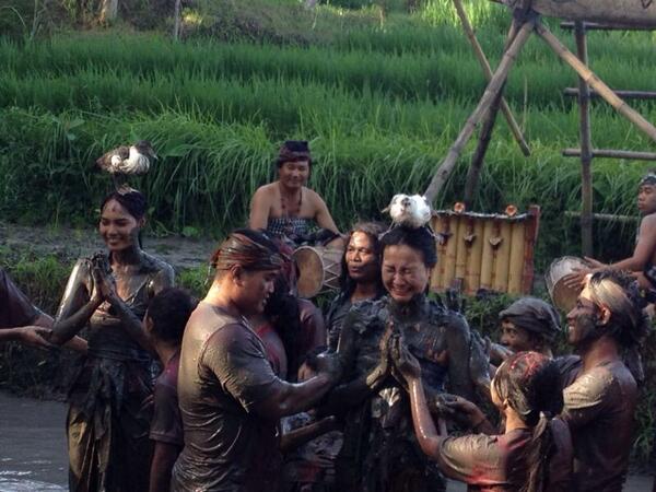 mau liat ekspresi2 seru para model saat berendam di lumpur, saksikan bsk pagi pkl 09.45wib di <a href="/TRANS7/">TRANS7</a>