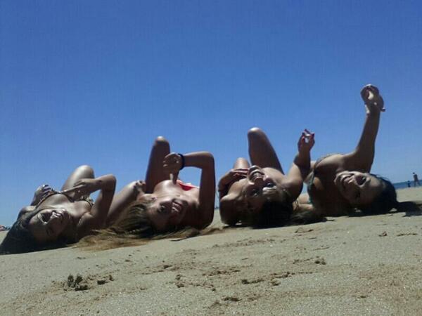 Desirosa1's tweet photo. De playeoo con @ang_ngela @marinitarr y mii lopezz B-) B-) http://t.co/wuPsIPRMoi
