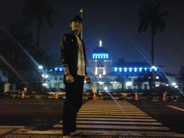 Via <a href="/Kgs_farid/">Umar Farid عمر فريد</a>: <a href="/GedungSate/">Gedung Sate</a> Bandung :D