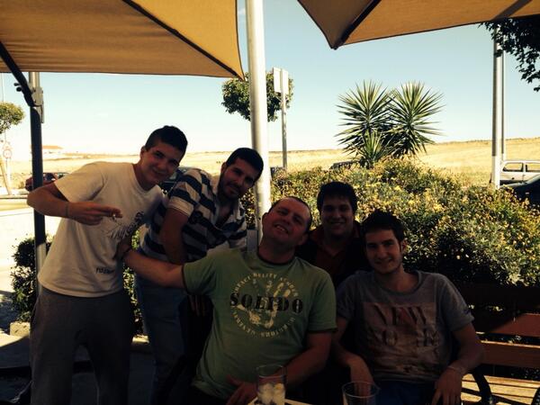 mati_rayo's tweet photo. Aqui estos chicos de graduacion son geniales!!@masQkopas @franyesruiz http://t.co/Oaj58iewSz