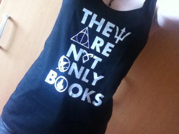VlVALAC0BRA's tweet photo. and 4. thanks to @WearTheFandom  a fandom shirt that came in today :D http://t.co/puqkpXzzW3
