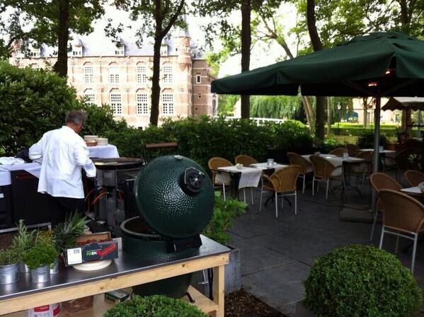 Geert_Sanders's tweet photo. As donderdag onbeperkt genieten van de 1e ZomerBBQ in de tuin van Villa Sterrebosch. Reserveer dan een mooi tafeltje! http://t.co/hIwZO4jAjP