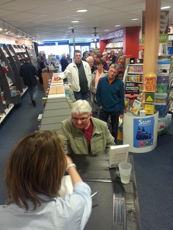 Topdrukte in de winkel! <a href="/lauramaaskant/">Laura Maaskant</a> signeert Leef! Je bent nog steeds van harte welkom.