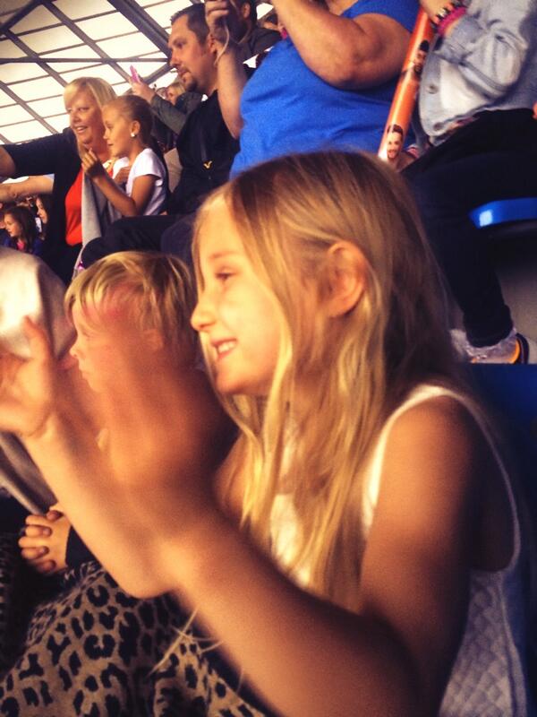 ACond's tweet photo. My little girl enjoying the view of mr @Harry_Styles and @NiallOfficial Amazing To see her so happy ! http://t.co/1GCdqOV8Js
