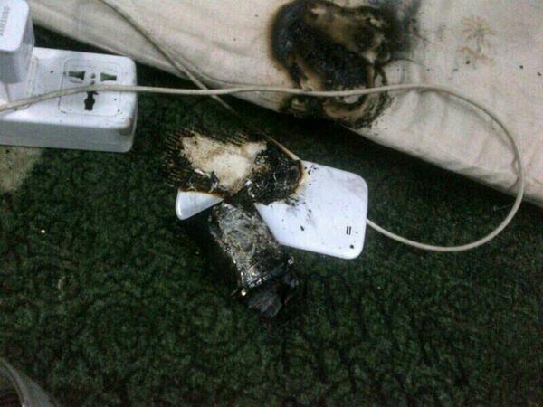KSA24's tweet photo. “@ahmedalhriri: 

واحد بالرياض حط جواله في الشاحن وهو جالس في امان الله..
الا والجوال يوم قب

والحمد لله ما صابه شي http://t.co/APQgzUf4c3”